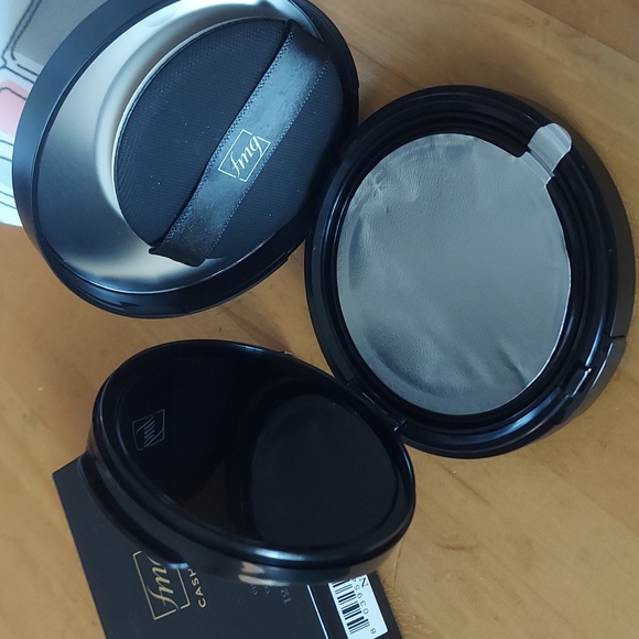 AVON Signature Makeup-Bag  w/ 3 Full Size AVON/(fmg) Makeup Products - Picture 3 of 15